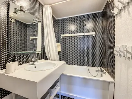 Charmant 2 Pièces Rénové, Proche Pistes, Balcon, Parking Extérieur - Photo 11