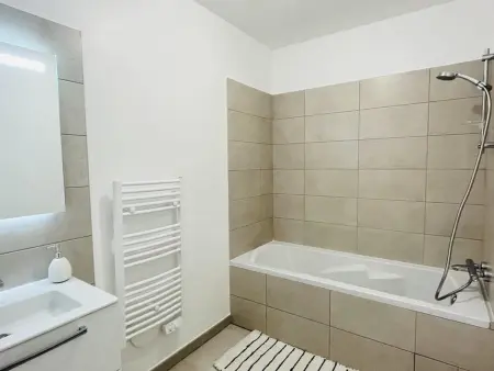 Appartement Moderne à Calvi, 2 Chambres, Parking Privé, Proche Plage et Commerces - Photo 26