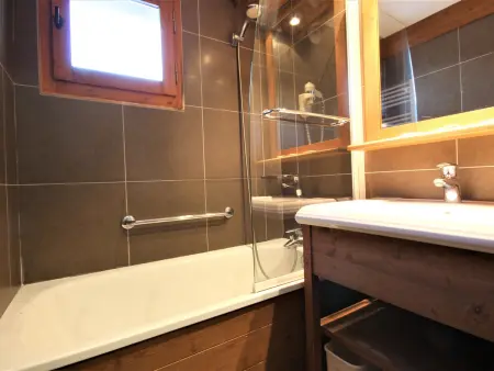 Appartement rénové proche centre, 2 chambres, 6 pers, balcon, casiers à skis - Photo 4