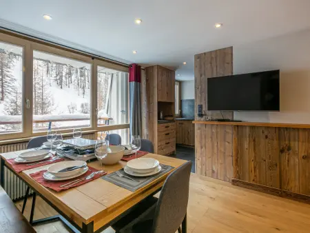 Appartement spacieux exposé Sud avec balcon, proche des pistes et commodités, Val-d'Isère - Photo 4