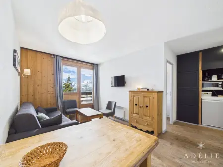 Bel Appartement Rénové avec Balcon -  Ski aux Pieds, 5 Pers., Près des Commerces - Photo 1