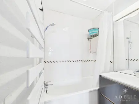 Bel Appartement Rénové avec Balcon -  Ski aux Pieds, 5 Pers., Près des Commerces - Photo 9