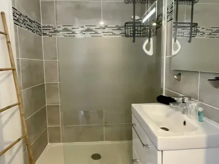 Appartement Moderne 5 Couchages avec Parking et Piscine - Photo 18