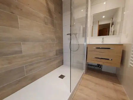 Appart skis aux pieds, proche commodités et remontées - Photo 5