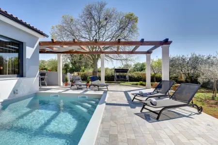 Villa Sunny Home, Maison à Galižana avec piscine et plage - Photo 1