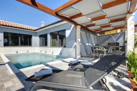 Villa Sunny Home, Maison à Galižana avec piscine et plage - Photo 22