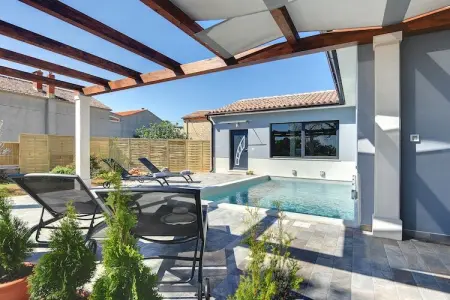 Villa Sunny Home, Maison à Galižana avec piscine et plage - Photo 23