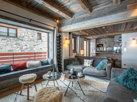 Appartement-chalet de standing avec cheminée et hammam, idéalement situé sur le front de neige de Val d'Isère - Photo 2