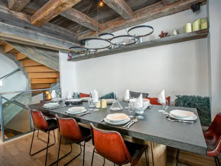 Appartement-chalet de standing avec cheminée et hammam, idéalement situé sur le front de neige de Val d'Isère - Photo 3