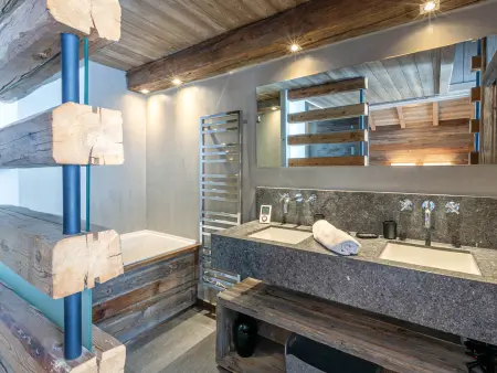 Appartement-chalet de standing avec cheminée et hammam, idéalement situé sur le front de neige de Val d'Isère - Photo 12