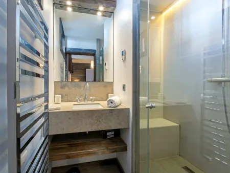Appartement-chalet de standing avec cheminée et hammam, idéalement situé sur le front de neige de Val d'Isère - Photo 13