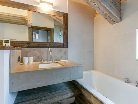 Appartement-chalet de standing avec cheminée et hammam, idéalement situé sur le front de neige de Val d'Isère - Photo 14