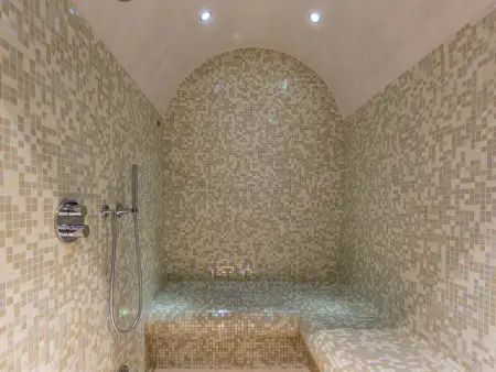 Appartement-chalet de standing avec cheminée et hammam, idéalement situé sur le front de neige de Val d'Isère - Photo 15