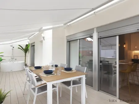 Appartement moderne avec terrasse, baignoire et TV proche de la Méditerranée - Photo 1