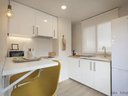 Appartement moderne avec terrasse, baignoire et TV proche de la Méditerranée - Photo 4