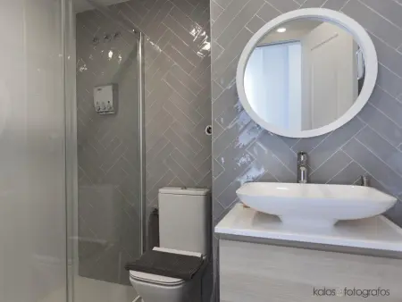Appartement moderne avec terrasse, baignoire et TV proche de la Méditerranée - Photo 7