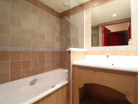 Appartement cosy 4 pers. au pied des pistes avec piscine et parking - Photo 4