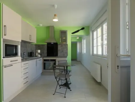 Maison rénovée avec jardin, 3 chambres, à 10 min de Chartres, idéale pour familles et escapades romantiques - Photo 2