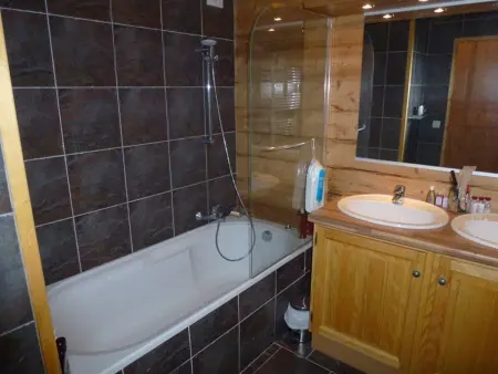 Appartement chaleureux 76m², ski aux pieds, 6 couchages, balcon plein sud, WiFi, garage privé - Photo 7