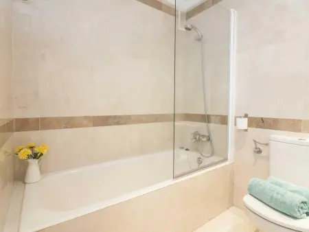 Spacieux Apt. 2 Ch. au Dernier Étage avec Ascenseur, 2 SDB, Clim, Wifi et Cuisine Équipée - Photo 12