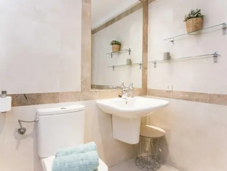 Spacieux Apt. 2 Ch. au Dernier Étage avec Ascenseur, 2 SDB, Clim, Wifi et Cuisine Équipée - Photo 13