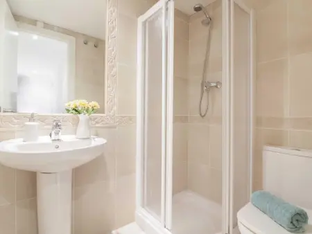 Spacieux Apt. 2 Ch. au Dernier Étage avec Ascenseur, 2 SDB, Clim, Wifi et Cuisine Équipée - Photo 18