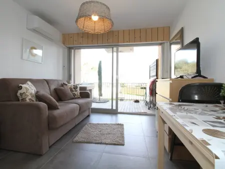 Charmant studio rénové avec grande terrasse, climatisation, parking privé, proche commerces et Thermes - Photo 2