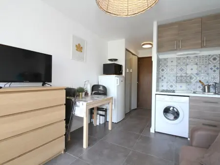 Charmant studio rénové avec grande terrasse, climatisation, parking privé, proche commerces et Thermes - Photo 5