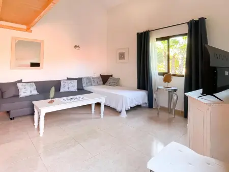 Maison de Vacances Spacieuse avec Terrasse et Piscine à Corralejo, Idéale pour 4 Personnes - Photo 3