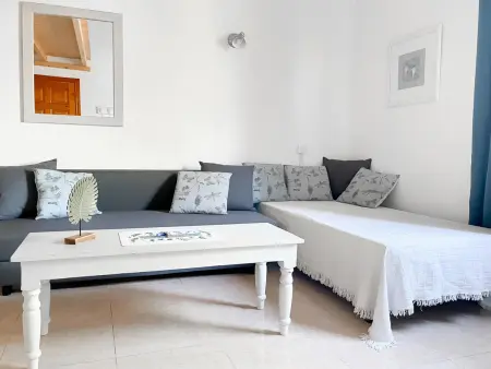Maison de Vacances Spacieuse avec Terrasse et Piscine à Corralejo, Idéale pour 4 Personnes - Photo 9