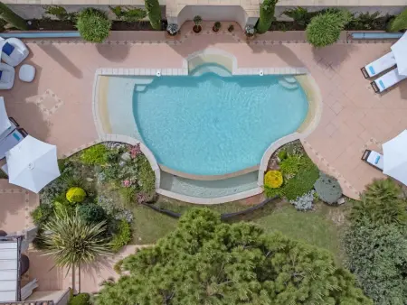 La Sarrazine, Villa avec beau jardin et piscine privée - Photo 5
