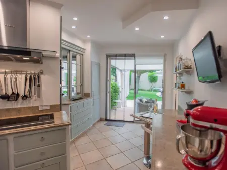 La Sarrazine, Villa avec beau jardin et piscine privée - Photo 25