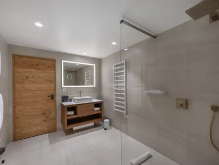 Appartement neuf ski-in/ski-out avec accès spa et piscine, à Courchevel 1850 - Photo 5