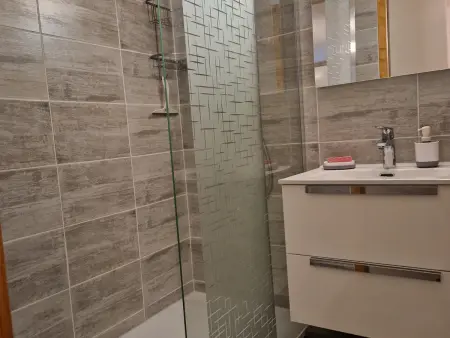 Charmant appartement rénové à Montalbert, au pied des pistes - Photo 9
