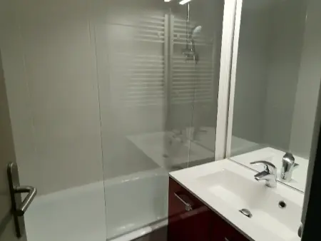 Appartement 5 personnes rénové, proche pistes et commerces, balcon sud, parking inclus - Photo 5