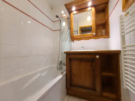 Appartement 3 pièces cosy, 6 personnes, près de la piscine et du ski bus, parking inclus. - Photo 5