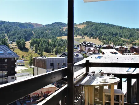 Appartement rénové 2 étoiles, pied de pistes, balcon sud, casier à ski - Photo 9