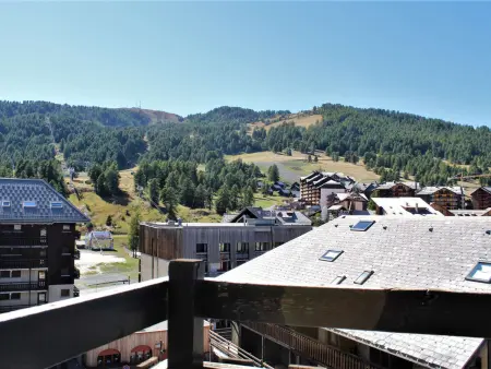 Appartement rénové 2 étoiles, pied de pistes, balcon sud, casier à ski - Photo 11