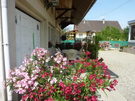 Gîte convivial avec terrasse abritée, 3 chambres, cuisine équipée, espace détente, proche autoroutes et pistes cyclables. - Photo 3