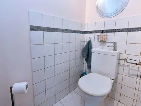 Gîte convivial avec terrasse abritée, 3 chambres, cuisine équipée, espace détente, proche autoroutes et pistes cyclables. - Photo 7