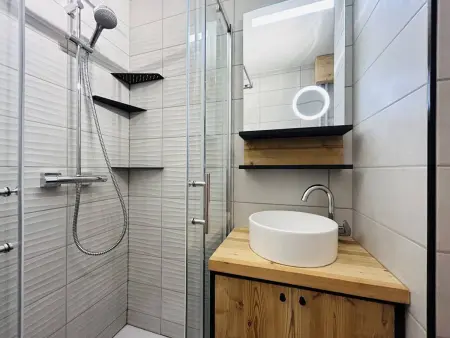 Studio Cabine Rénové avec Balcon et Parking Près des Pistes – La Salle-les-Alpes - Photo 3