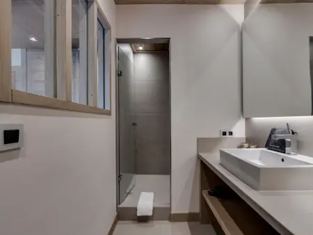Bel appartement 4 pièces avec terrasse et parking, à 350m du centre de Val d'Isère - Photo 2