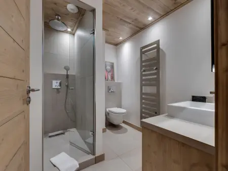 Bel appartement 4 pièces avec terrasse et parking, à 350m du centre de Val d'Isère - Photo 4