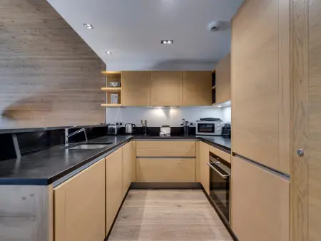Bel appartement 4 pièces avec terrasse et parking, à 350m du centre de Val d'Isère - Photo 8