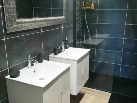Appartement rénové avec vue imprenable, accès mer, WiFi et parking, proche Porto-Vecchio - Photo 6