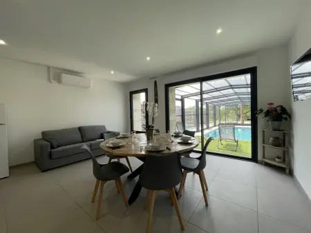 Gîte confortable avec piscine couverte et spa à Couzon - Photo 5