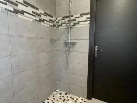Gîte confortable avec piscine couverte et spa à Couzon - Photo 13