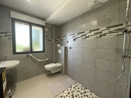 Gîte confortable avec piscine couverte et spa à Couzon - Photo 14