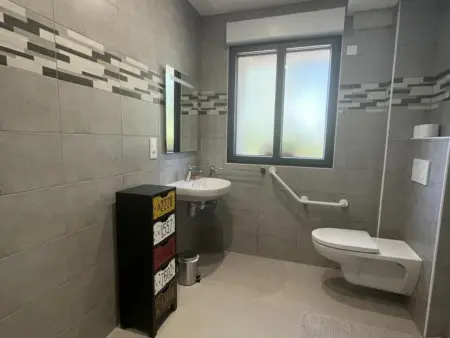 Gîte confortable avec piscine couverte et spa à Couzon - Photo 15
