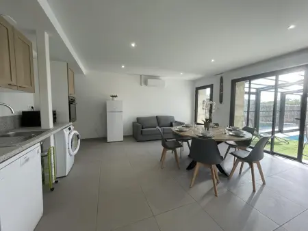 Gîte confortable avec piscine couverte et spa à Couzon - Photo 16